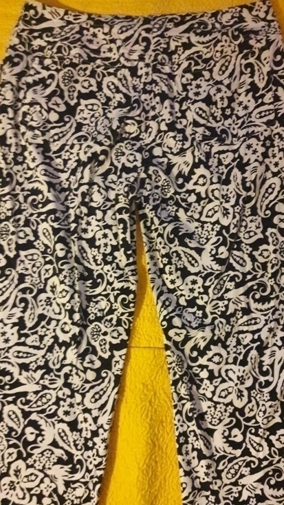 Willi SMITH Black and White Floral Capri Pants, Size 8 - Picture 3 of 4